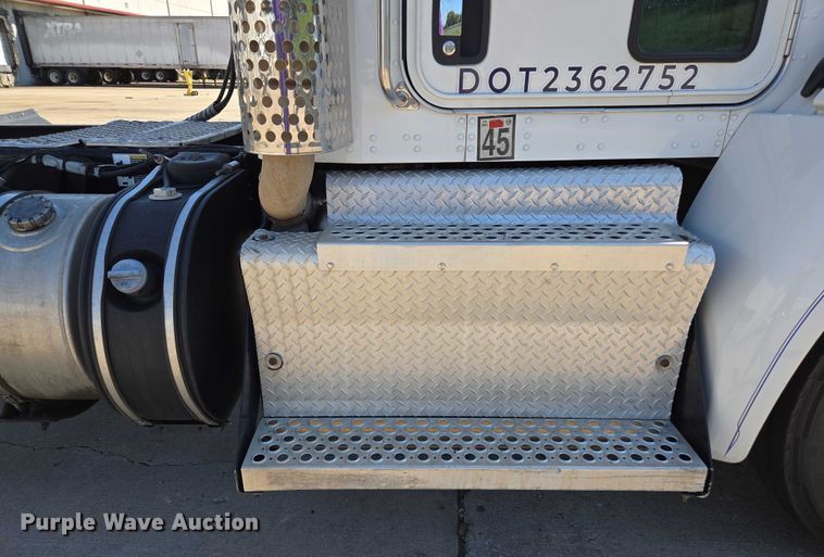 image for item EM0637 2015 Kenworth T370 semi truck