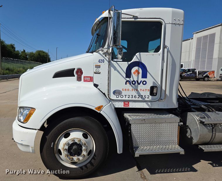 image for item EM0637 2015 Kenworth T370 semi truck