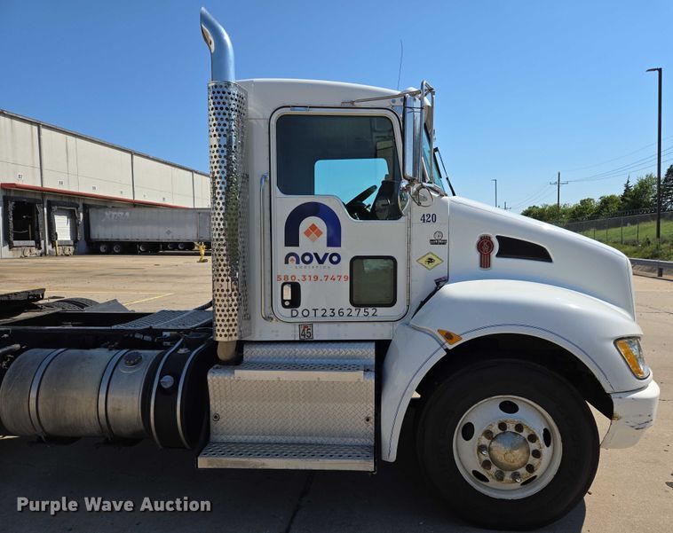 image for item EM0637 2015 Kenworth T370 semi truck