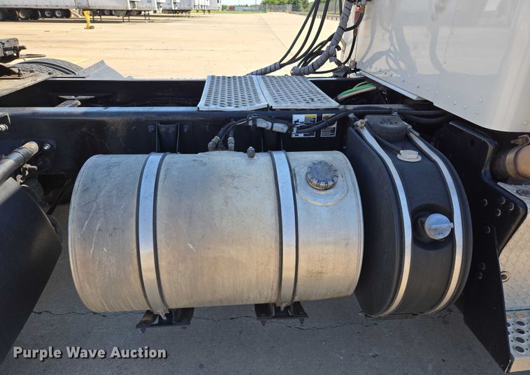 image for item EM0637 2015 Kenworth T370 semi truck