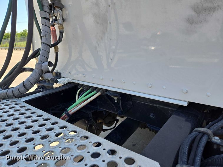 image for item EM0637 2015 Kenworth T370 semi truck