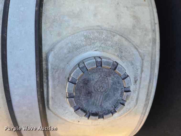 image for item EM0637 2015 Kenworth T370 semi truck