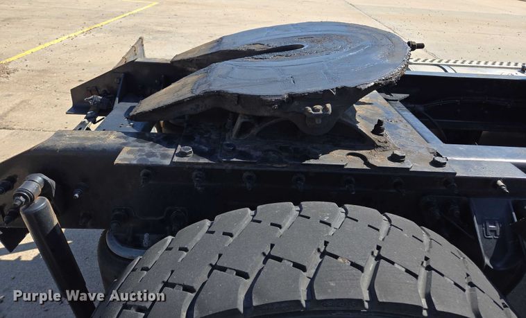 image for item EM0637 2015 Kenworth T370 semi truck