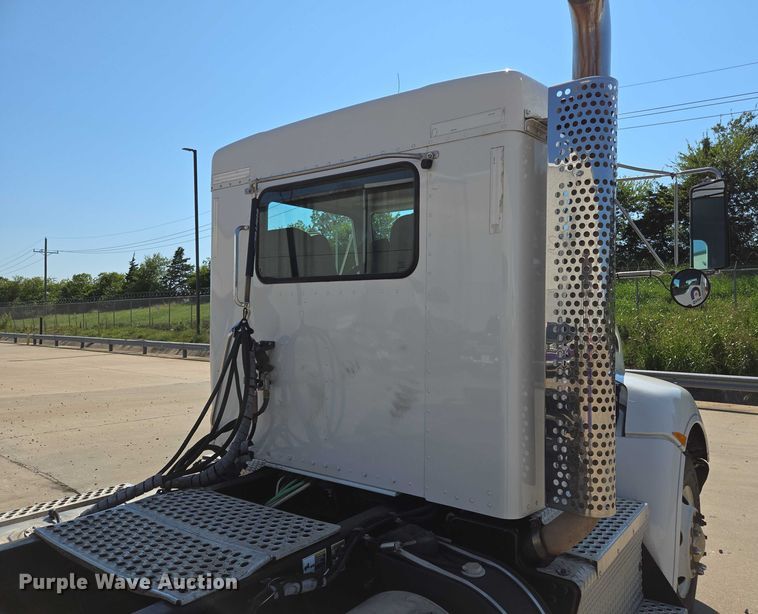 image for item EM0637 2015 Kenworth T370 semi truck