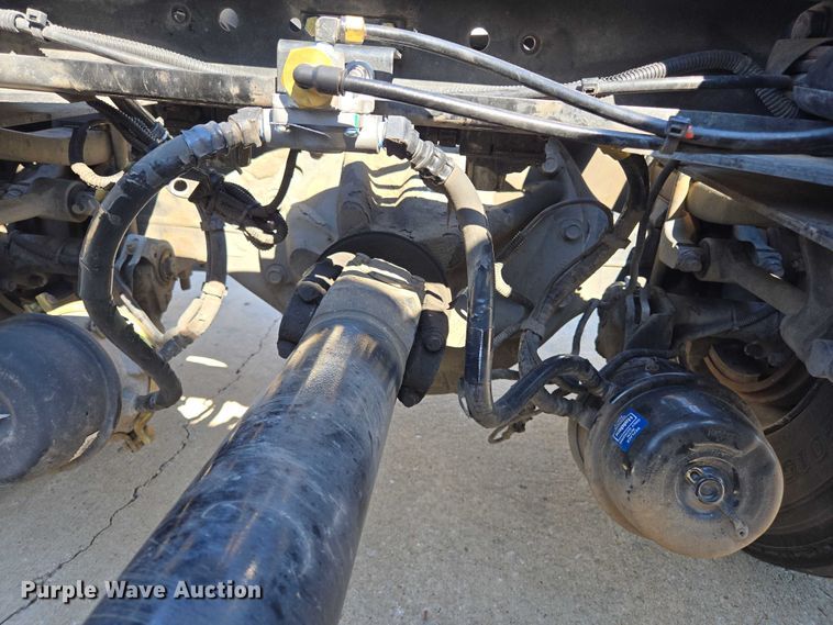 image for item EM0637 2015 Kenworth T370 semi truck