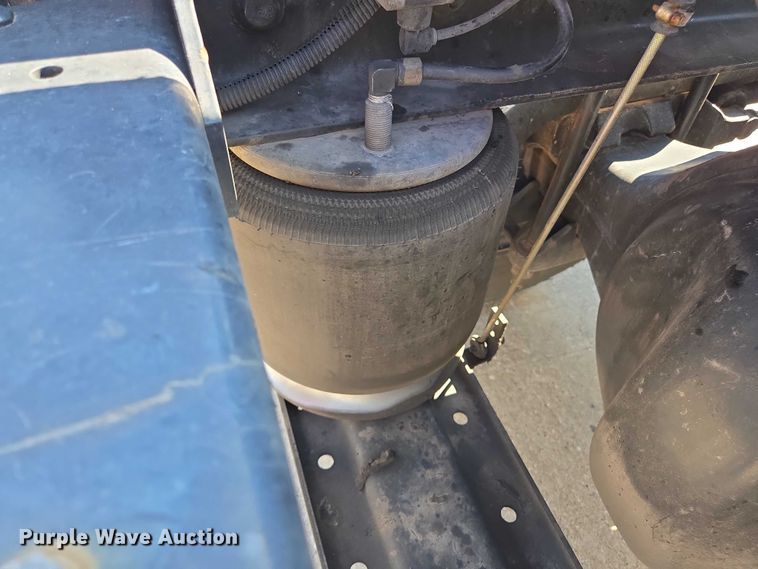 image for item EM0637 2015 Kenworth T370 semi truck