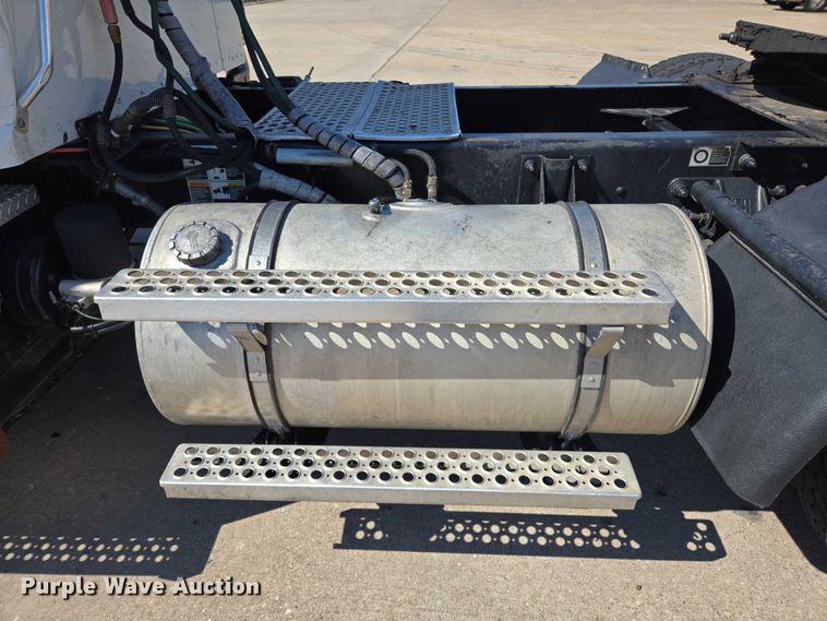 image for item EM0637 2015 Kenworth T370 semi truck