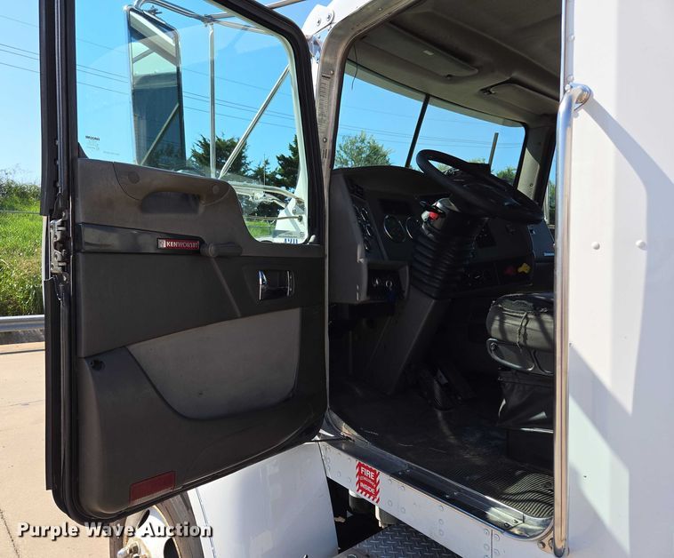 image for item EM0637 2015 Kenworth T370 semi truck