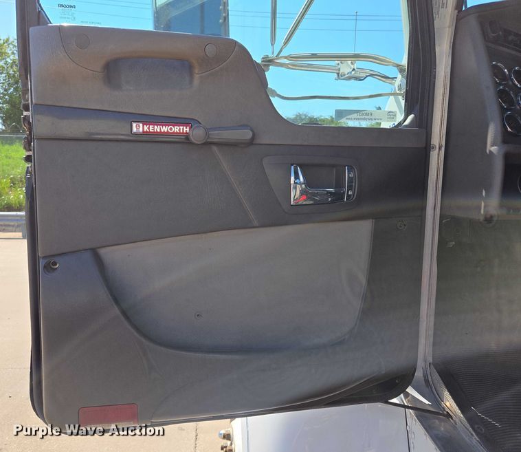 image for item EM0637 2015 Kenworth T370 semi truck