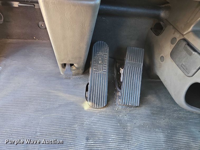 image for item EM0637 2015 Kenworth T370 semi truck