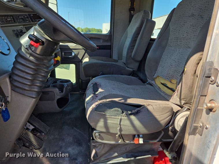 image for item EM0637 2015 Kenworth T370 semi truck