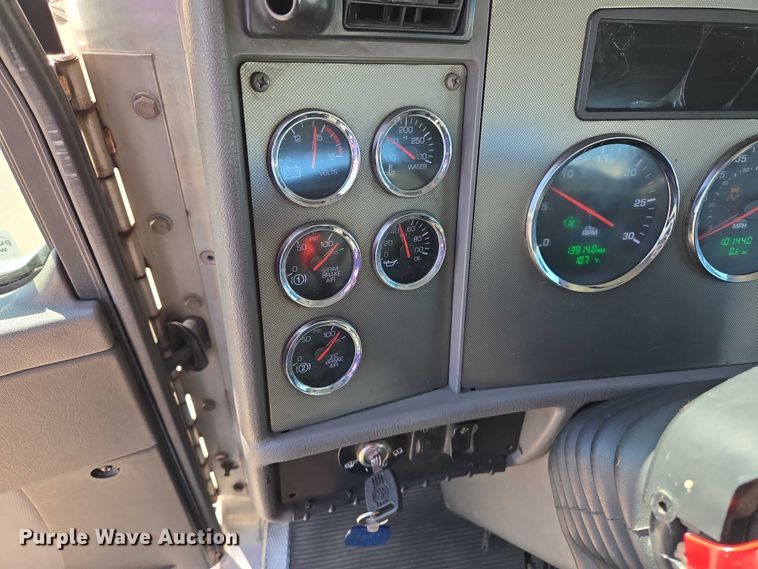 image for item EM0637 2015 Kenworth T370 semi truck