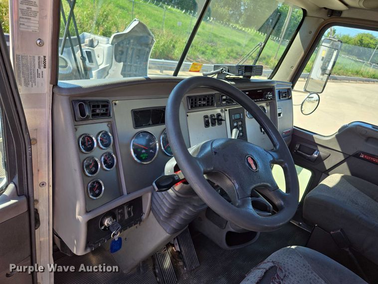 image for item EM0637 2015 Kenworth T370 semi truck