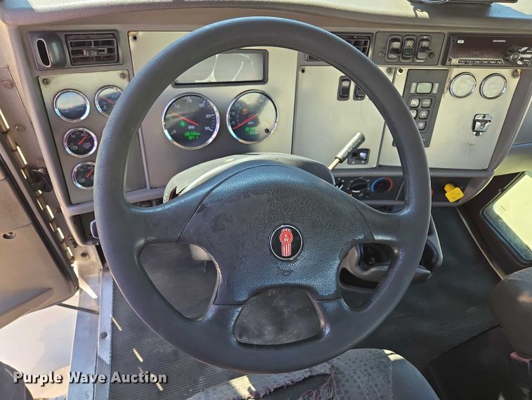 image for item EM0637 2015 Kenworth T370 semi truck