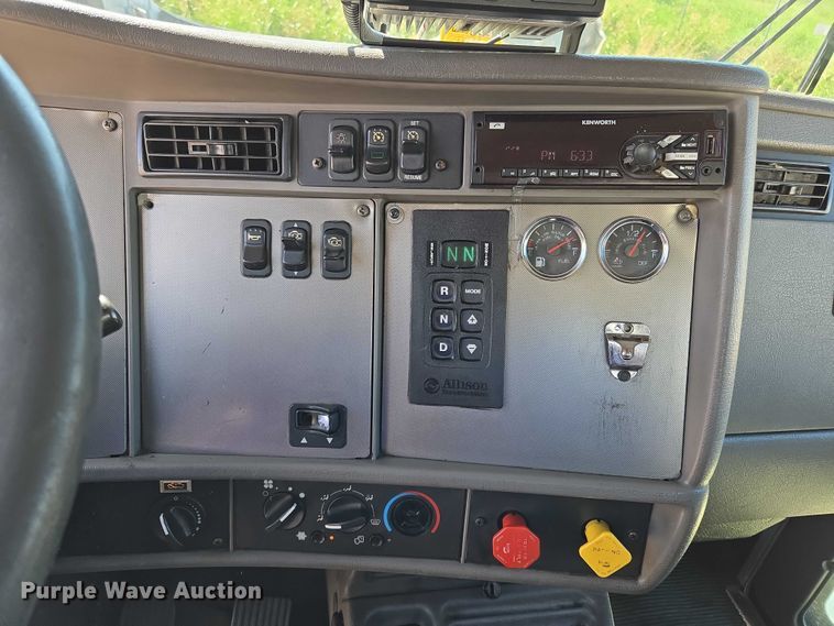 image for item EM0637 2015 Kenworth T370 semi truck