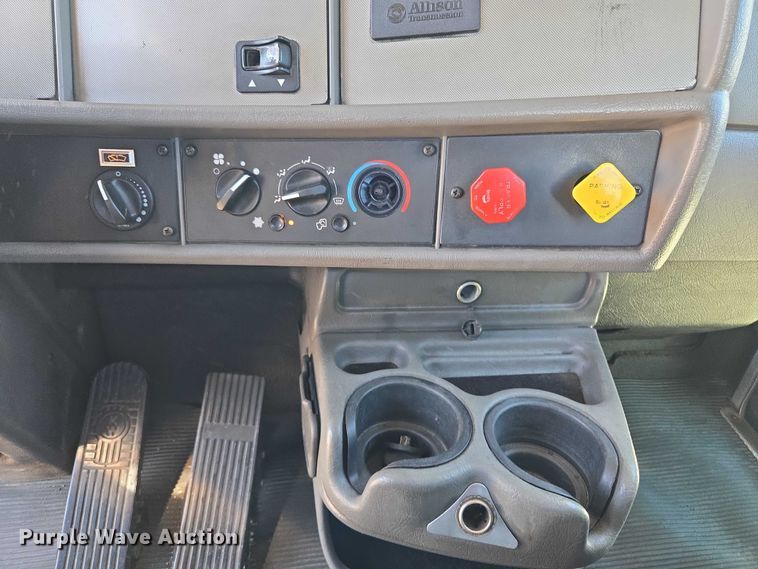 image for item EM0637 2015 Kenworth T370 semi truck