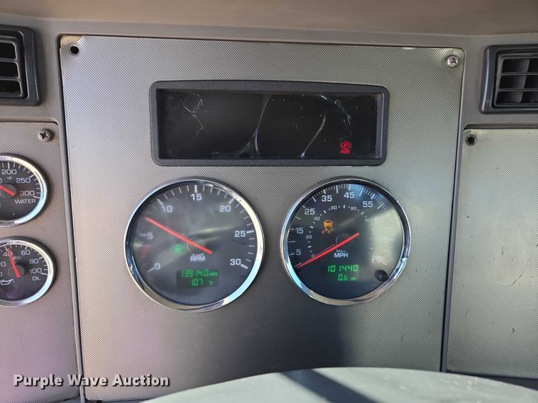 image for item EM0637 2015 Kenworth T370 semi truck