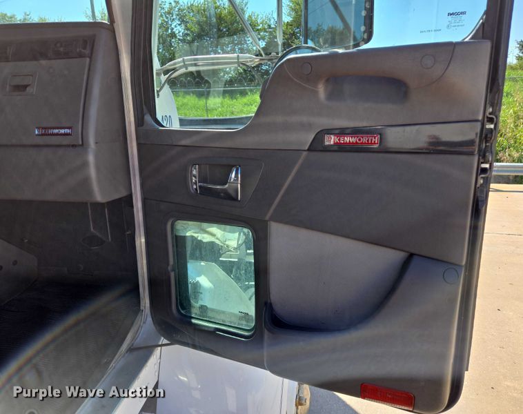 image for item EM0637 2015 Kenworth T370 semi truck