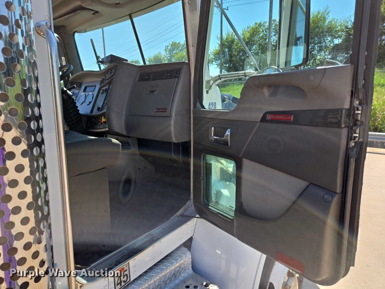 image for item EM0637 2015 Kenworth T370 semi truck