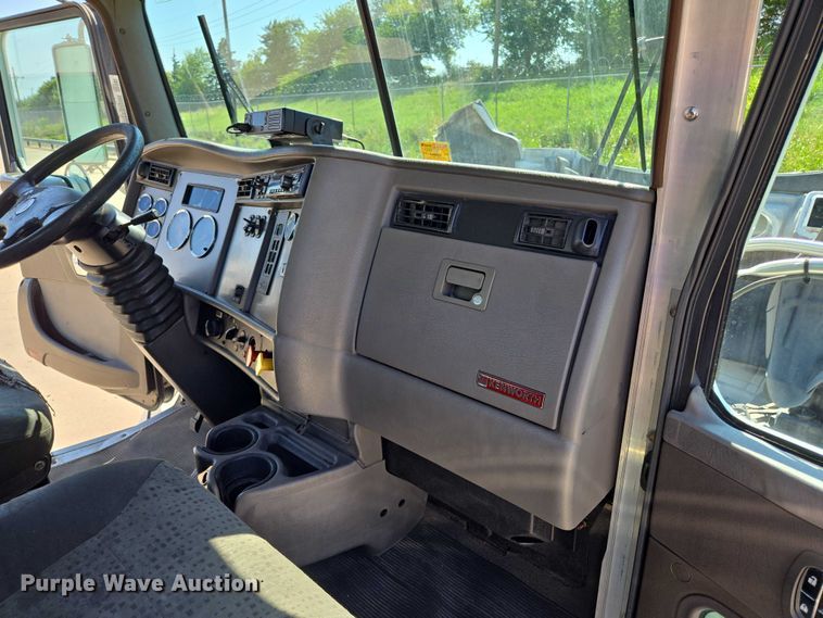 image for item EM0637 2015 Kenworth T370 semi truck