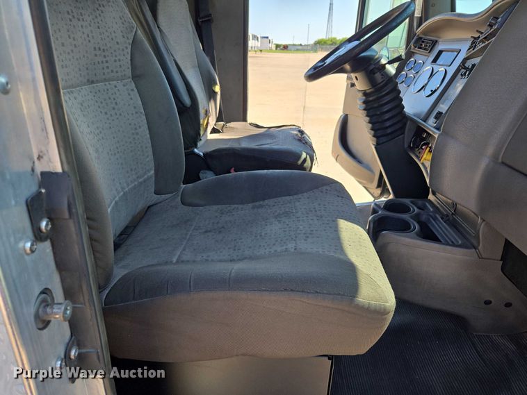 image for item EM0637 2015 Kenworth T370 semi truck