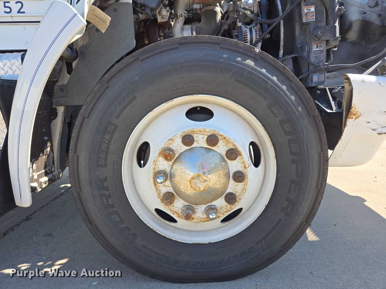 image for item EM0637 2015 Kenworth T370 semi truck