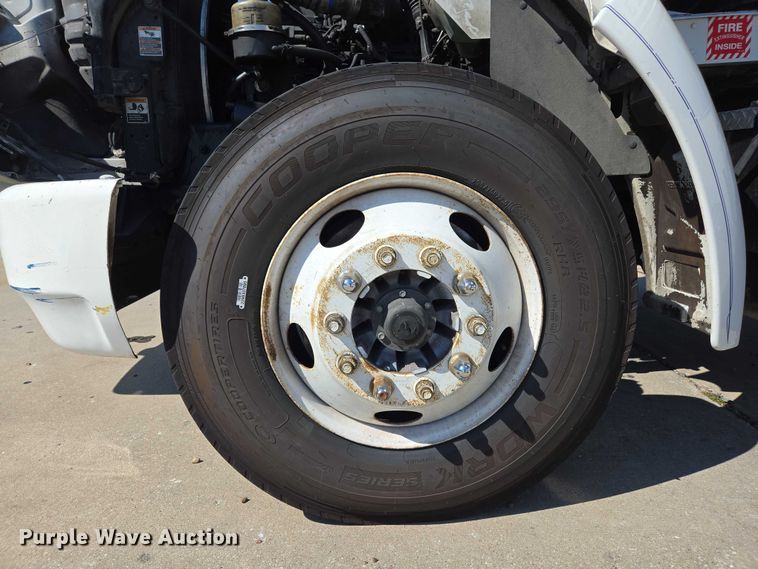 image for item EM0637 2015 Kenworth T370 semi truck