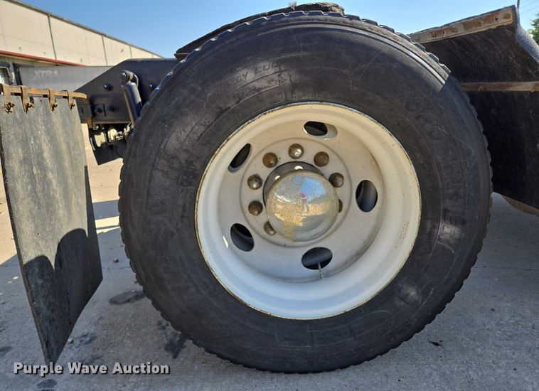 image for item EM0637 2015 Kenworth T370 semi truck