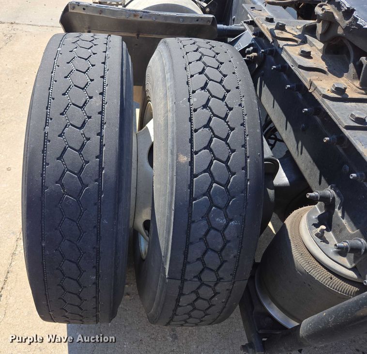 image for item EM0637 2015 Kenworth T370 semi truck