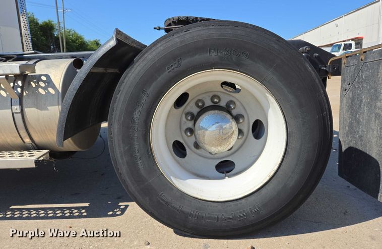 image for item EM0637 2015 Kenworth T370 semi truck