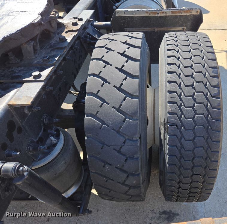 image for item EM0637 2015 Kenworth T370 semi truck