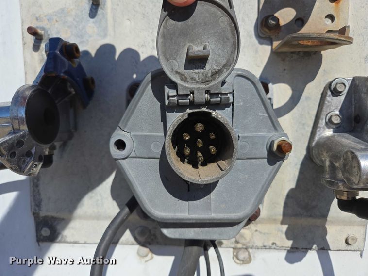 image for item EM0643 1999 Wabash dry van trailer