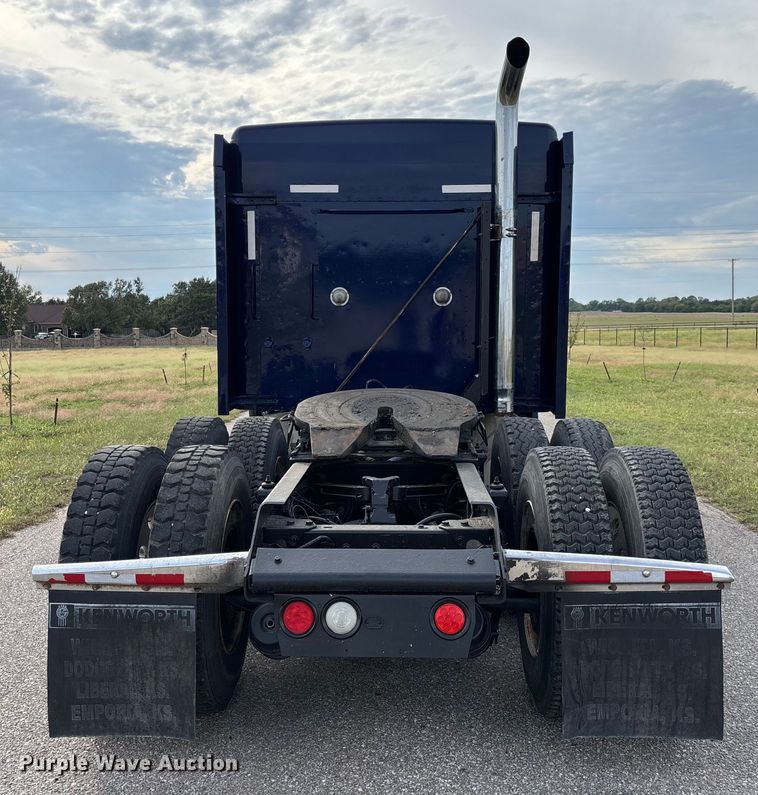 image for item EM8197 2003 Kenworth T600 semi truck