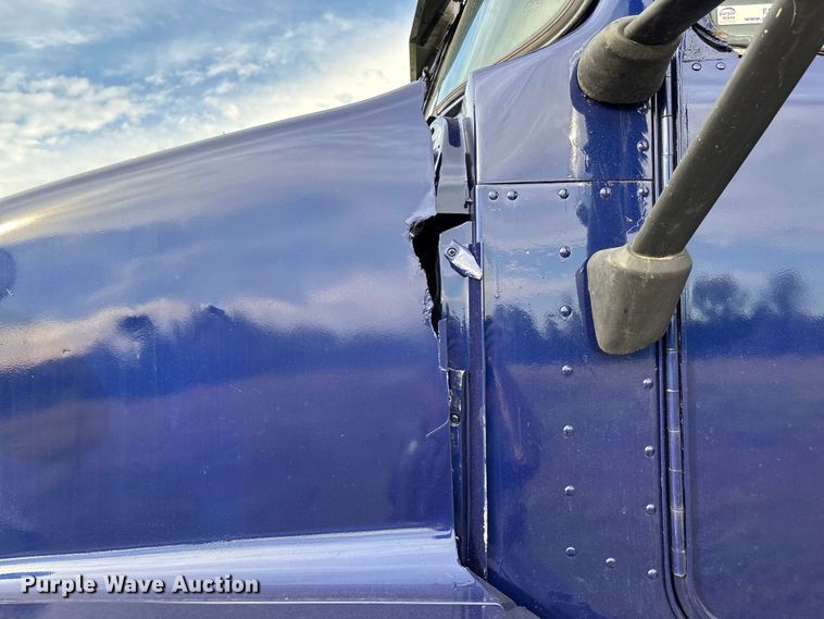 image for item EM8197 2003 Kenworth T600 semi truck