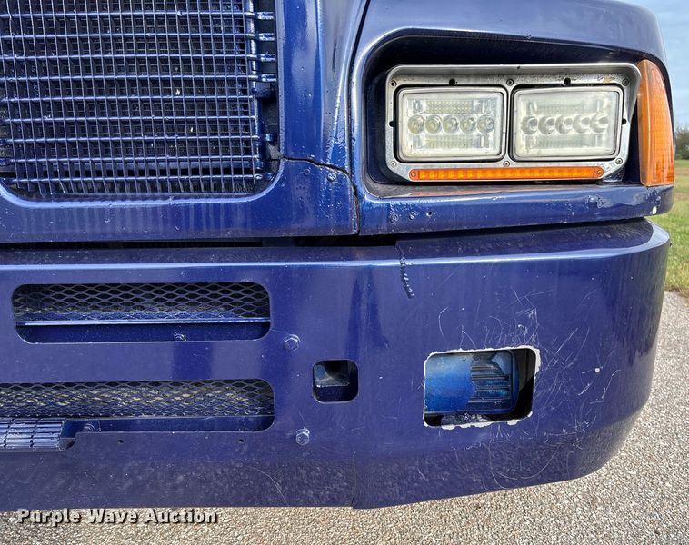 image for item EM8197 2003 Kenworth T600 semi truck