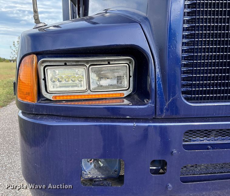 image for item EM8197 2003 Kenworth T600 semi truck