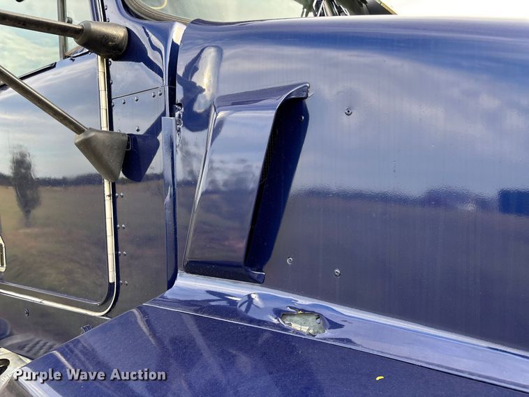 image for item EM8197 2003 Kenworth T600 semi truck