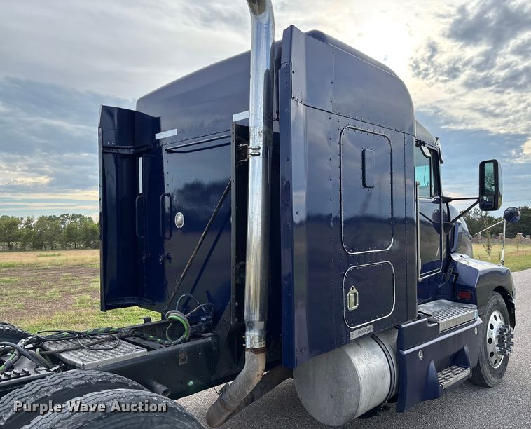 image for item EM8197 2003 Kenworth T600 semi truck
