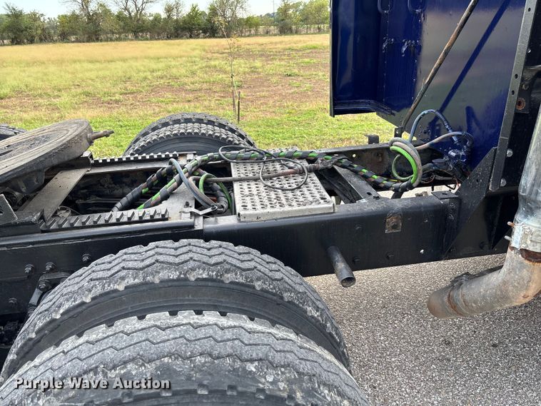 image for item EM8197 2003 Kenworth T600 semi truck