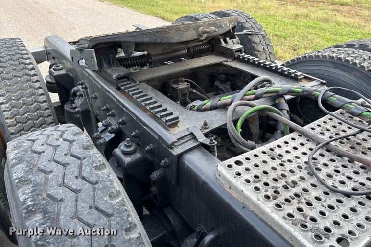 image for item EM8197 2003 Kenworth T600 semi truck