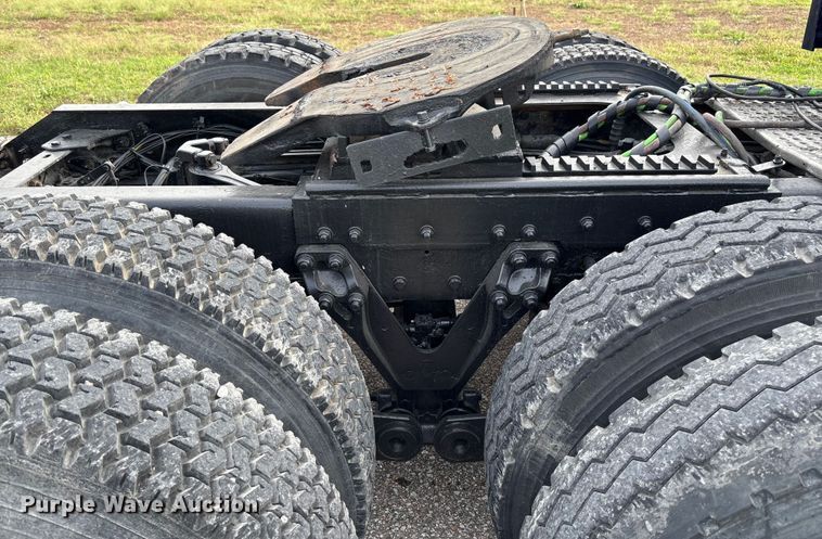 image for item EM8197 2003 Kenworth T600 semi truck