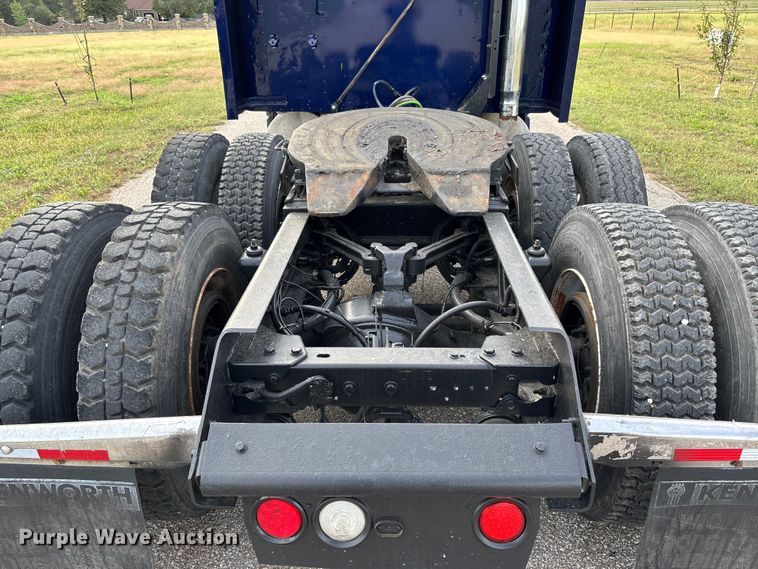 image for item EM8197 2003 Kenworth T600 semi truck