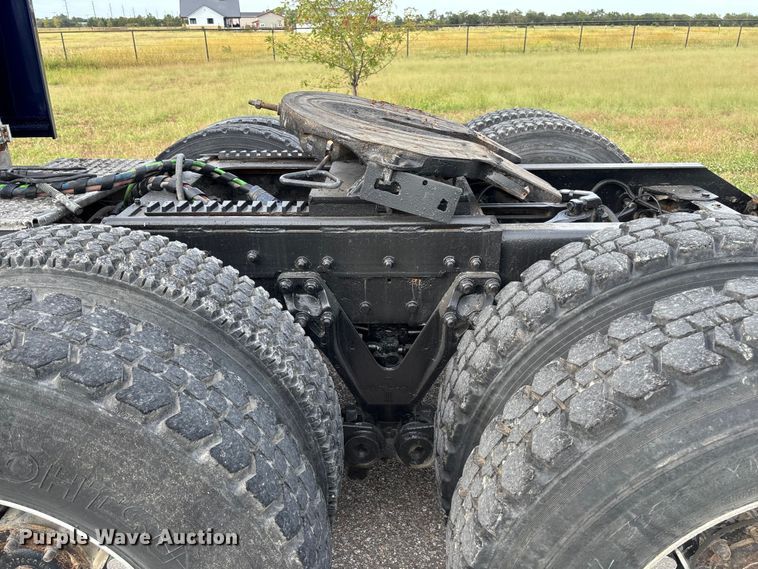 image for item EM8197 2003 Kenworth T600 semi truck