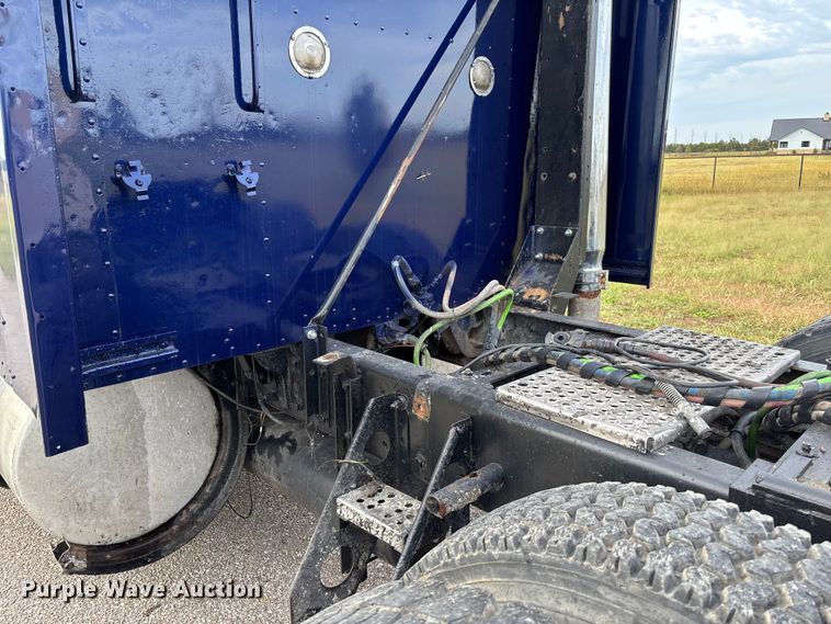 image for item EM8197 2003 Kenworth T600 semi truck