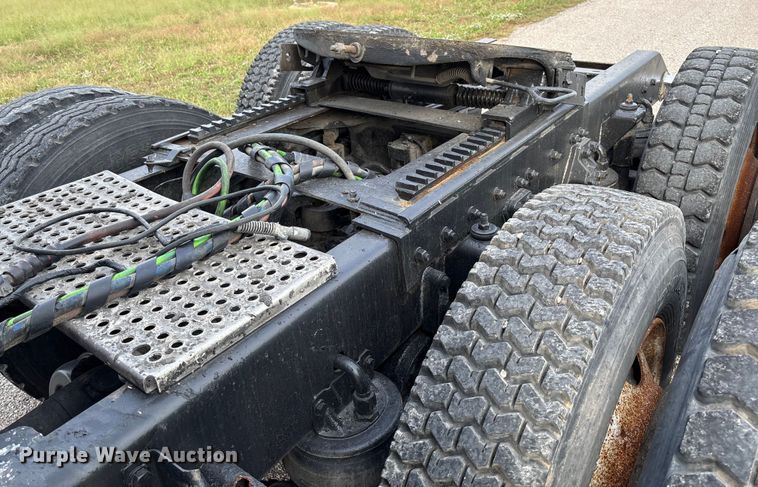 image for item EM8197 2003 Kenworth T600 semi truck