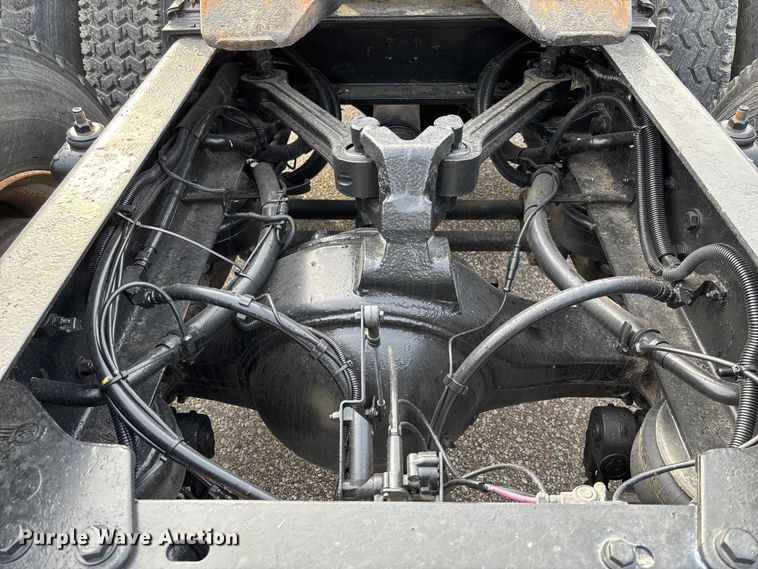 image for item EM8197 2003 Kenworth T600 semi truck