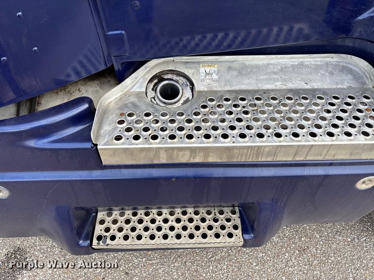 image for item EM8197 2003 Kenworth T600 semi truck