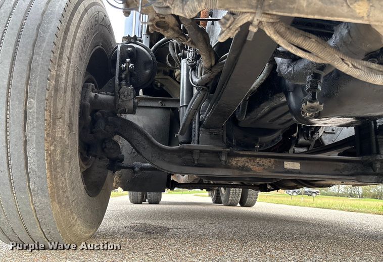 image for item EM8197 2003 Kenworth T600 semi truck