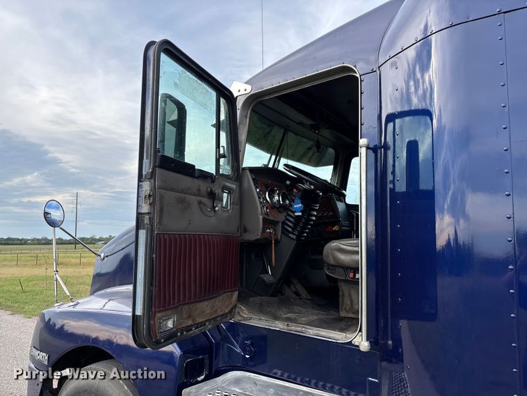 image for item EM8197 2003 Kenworth T600 semi truck