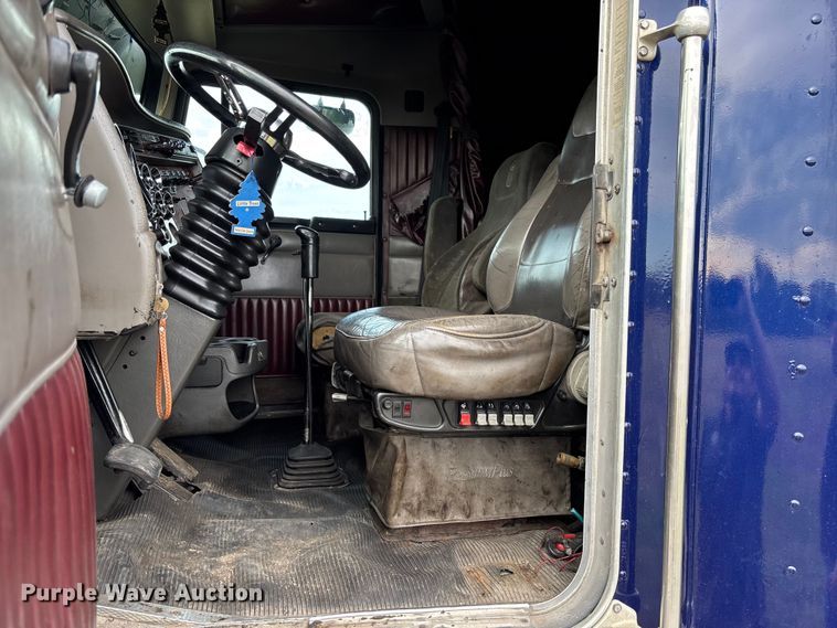 image for item EM8197 2003 Kenworth T600 semi truck